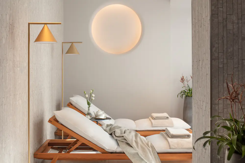 Ligbedden in de rustruimte van de Anantara Spa
