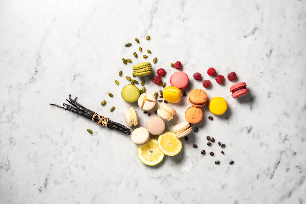 Macarons in verschillende kleuren op een marmeren blad