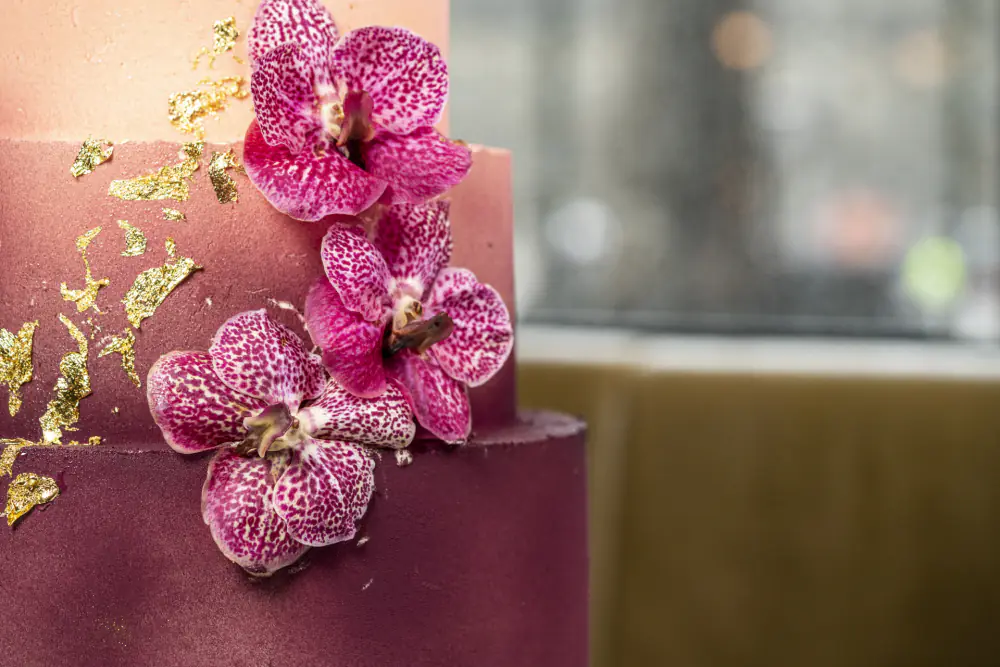 Een roze taart met bloemen uit The Cake Room