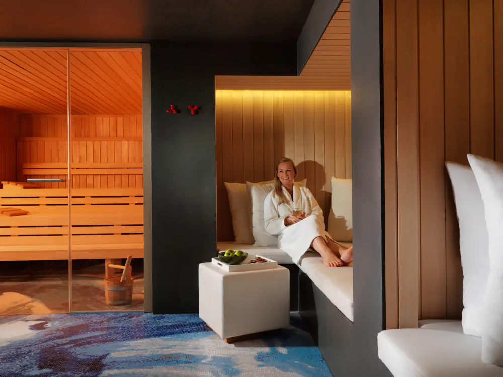 Een gast in badjas bij de sauna van Essence Spa