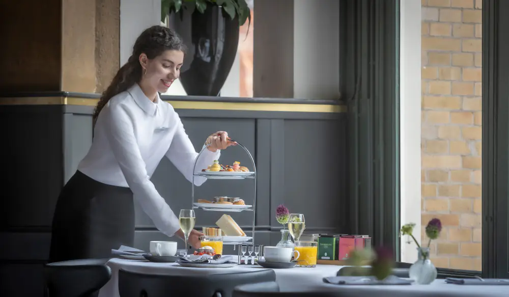 Afternoon tea in Café Americain: een etagère met gebak, opgediend aan tafel