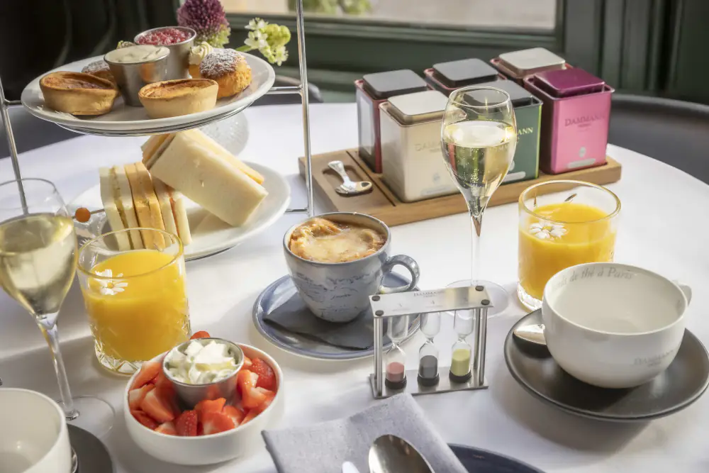 Afternoon tea in Café Americain: een etagère met gebak, sandwiches en thee