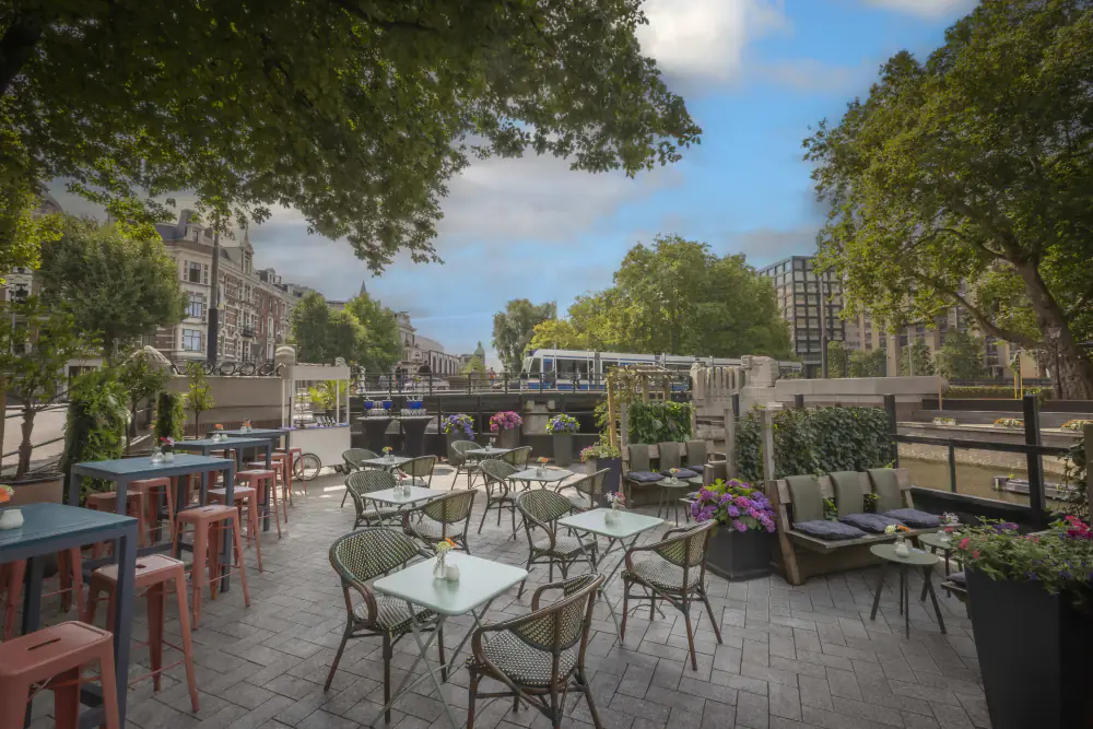 Het terras van Café Americain aan het Leidseplein, onder de bomen