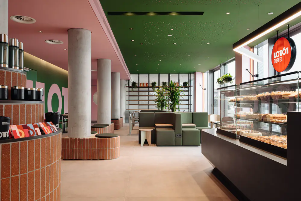 De toonbank van LOT61 met gebak en koffie