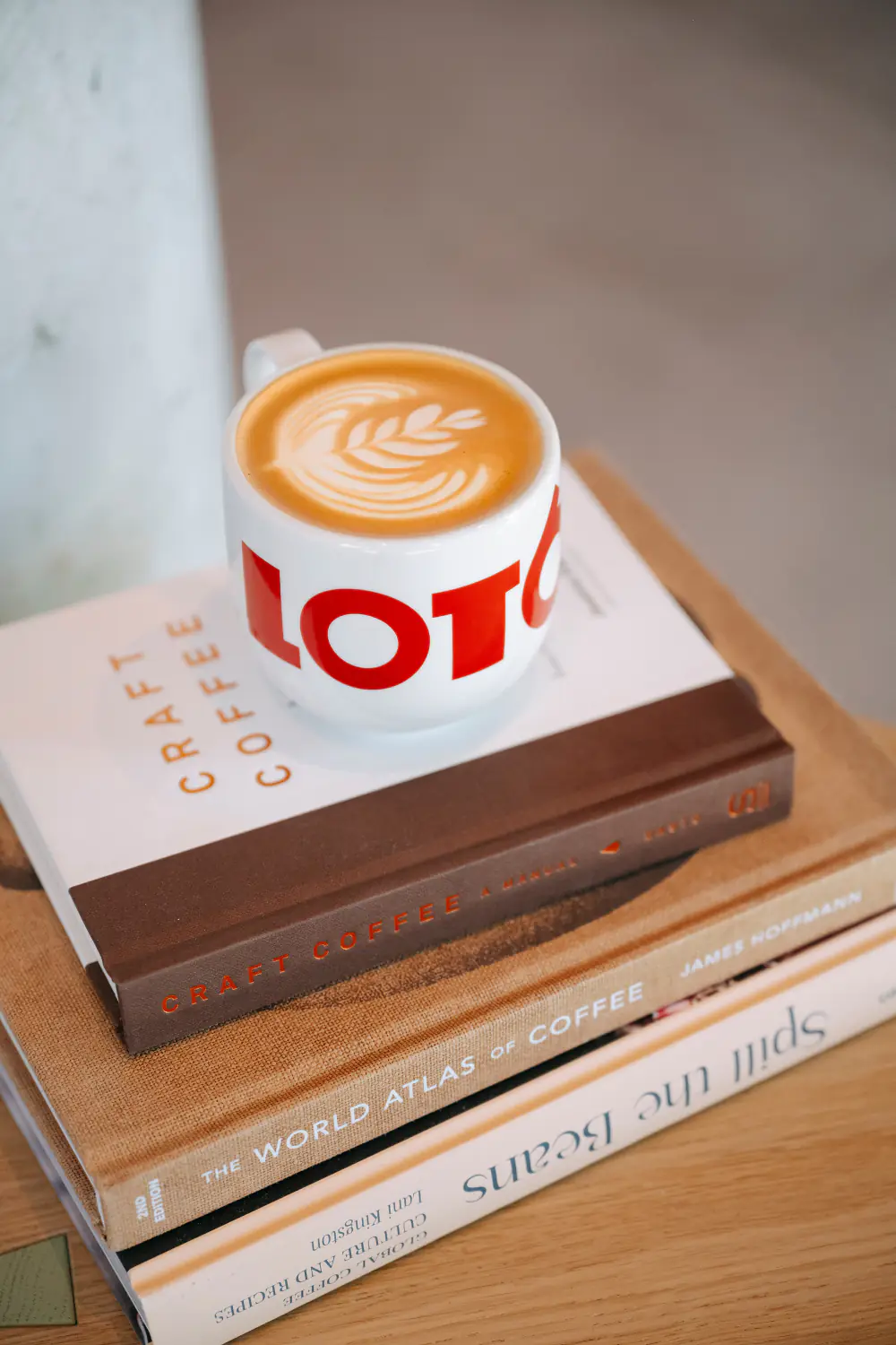 Een kop koffie van LOT61 op tafel