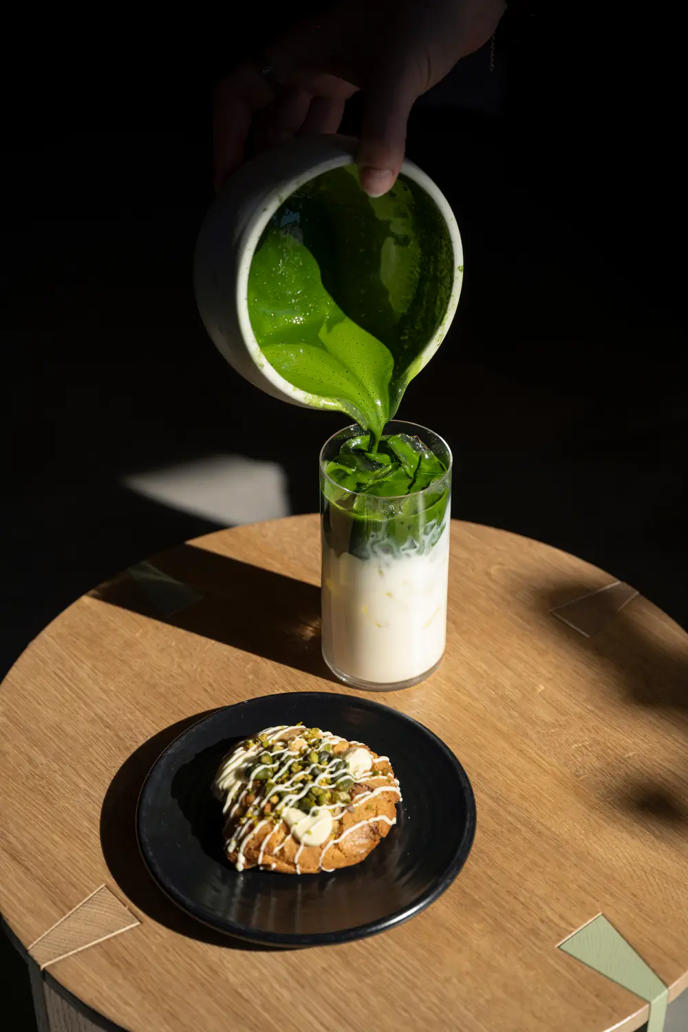 Een plantje en een glas op een tafel in LOT61