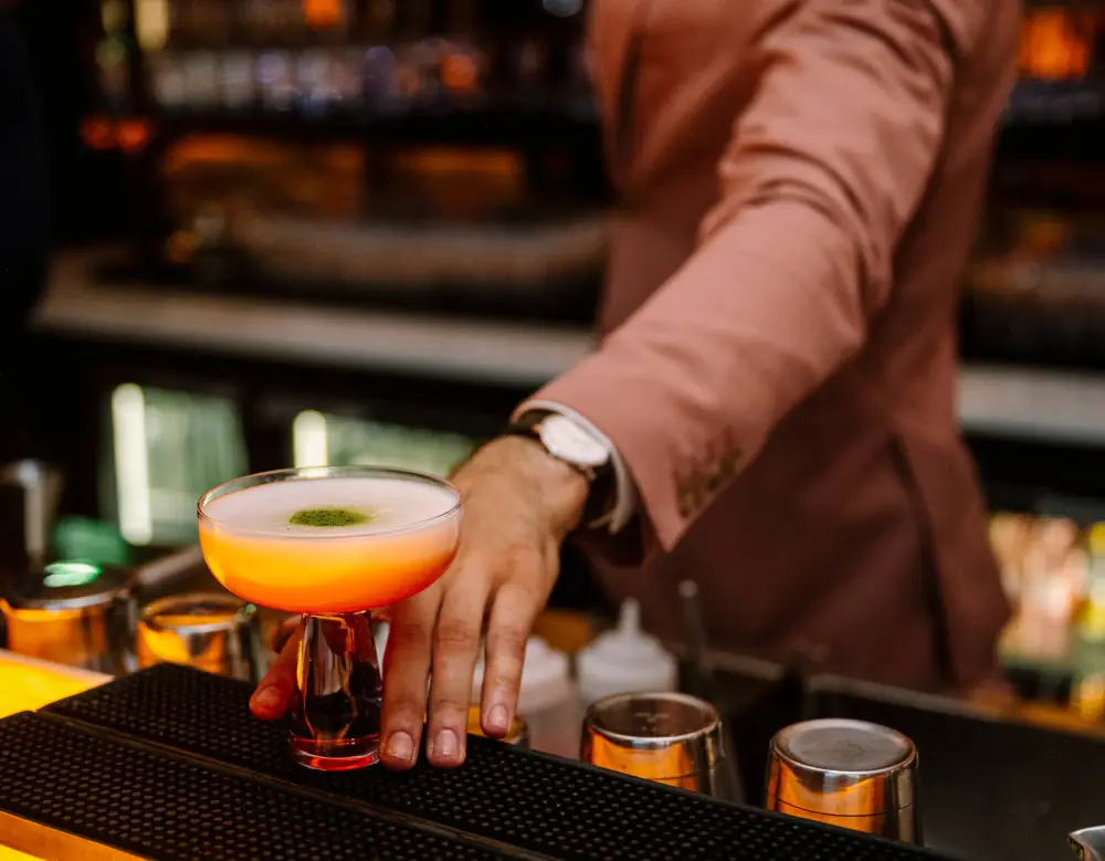 Een bartender maakt een cocktail in LuminAir