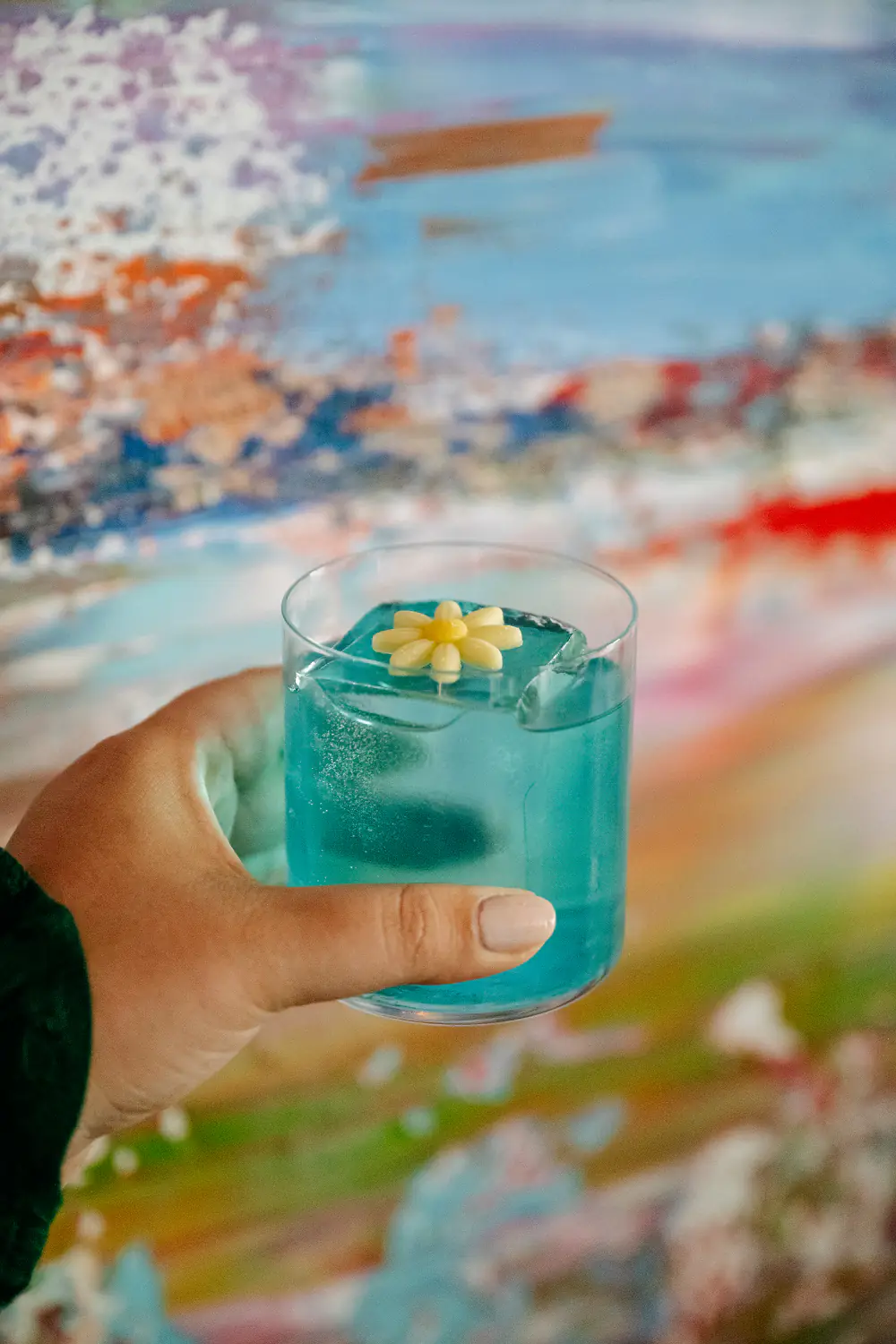 Een blauwe cocktail in LuminAir