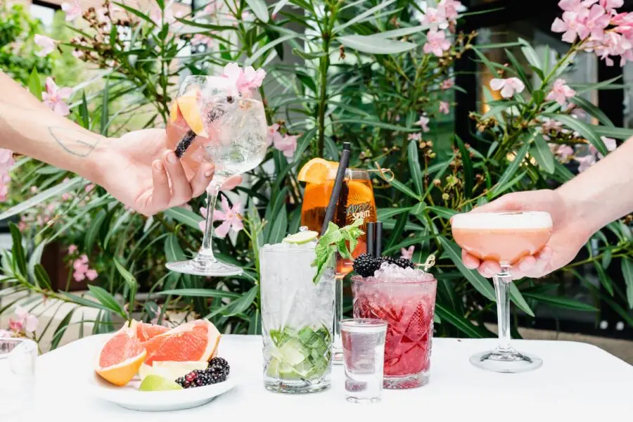 Cocktails en drankjes op een tafel tussen de planten bij PARK