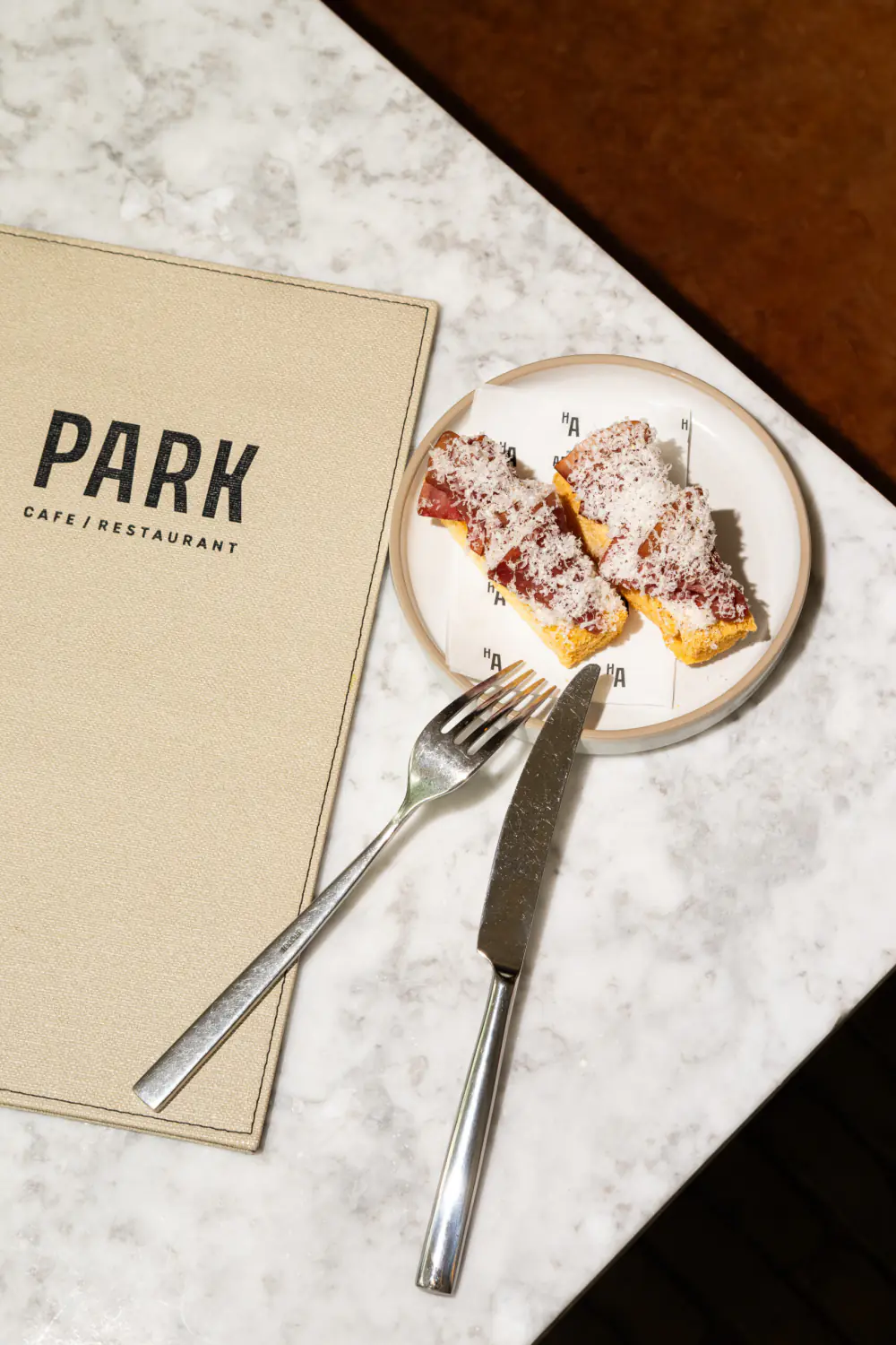 Een gerecht naast de menukaart van PARK