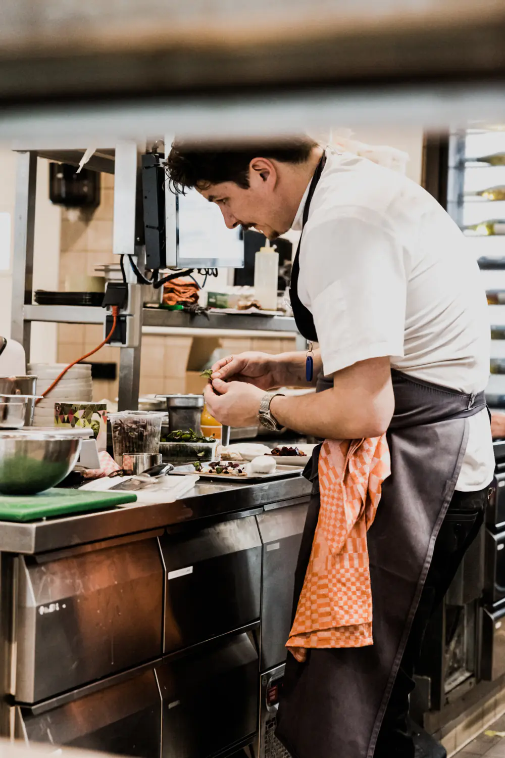 Een kok aan het werk in de keuken van PARK