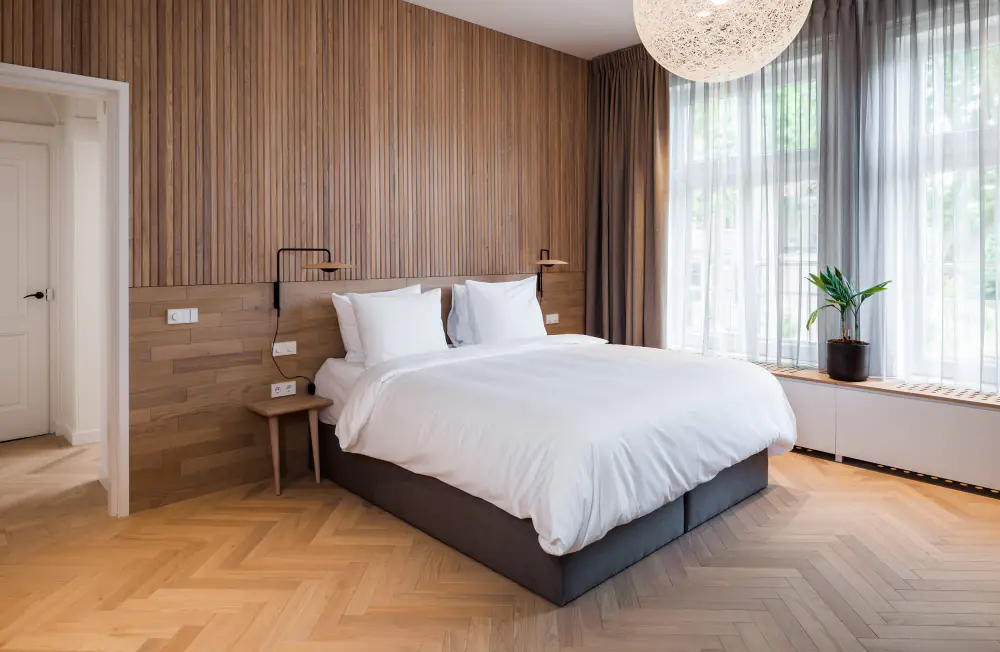 Een villasuite van Hotel Arena met een bed bij een hoog raam