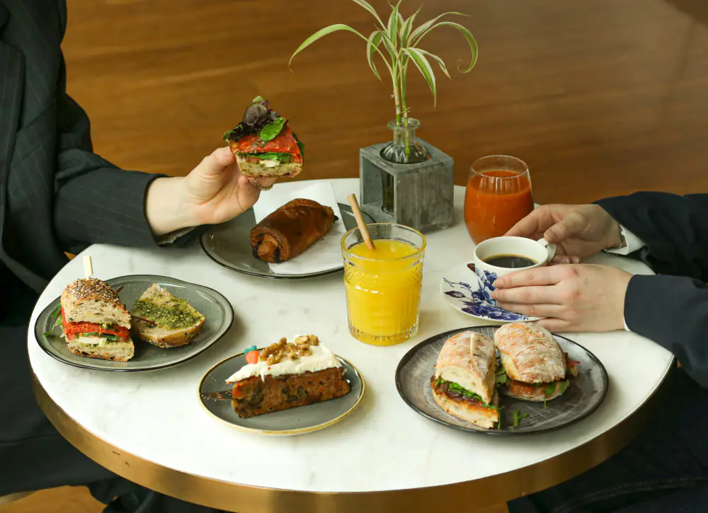 Gebak en een kop koffie op een tafel bij Bakkerij Westers