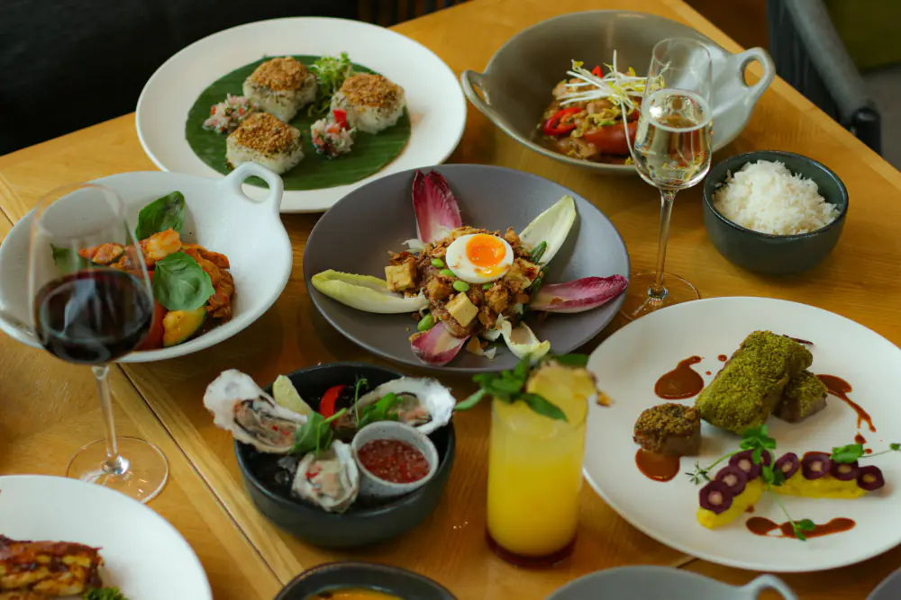 Indonesische gerechten op borden en in kommen bij Café Jakarta
