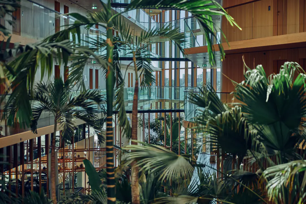 De subtropische binnentuin van Hotel Jakarta met palmen tussen de verdiepingen