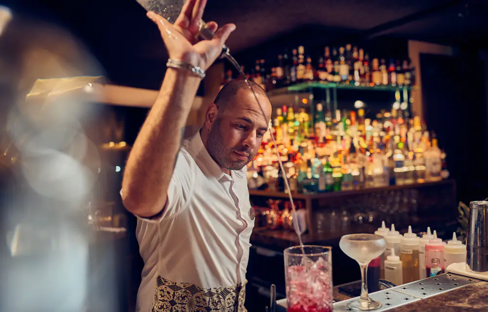 Een bartender van Skybar Malabar maakt een cocktail