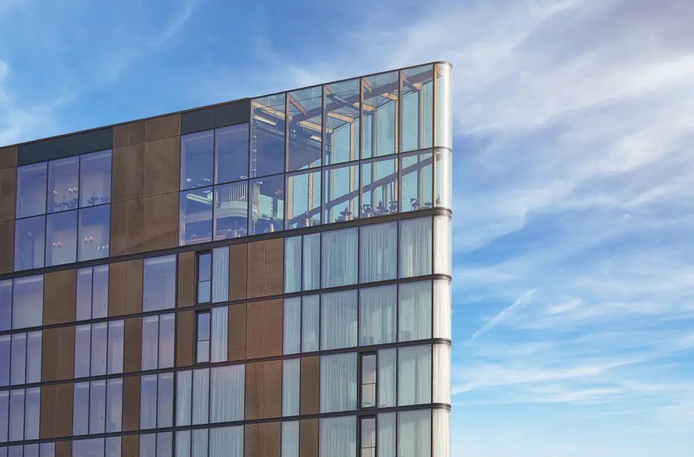 De bovenste verdiepingen van Hotel Jakarta, waar Skybar Malabar zit, tegen een blauwe lucht