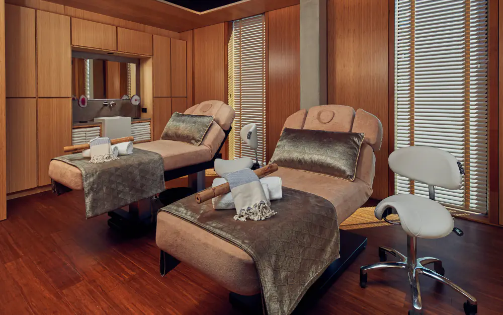 Een behandelkamer van WellCome Wellness met twee behandeltafels