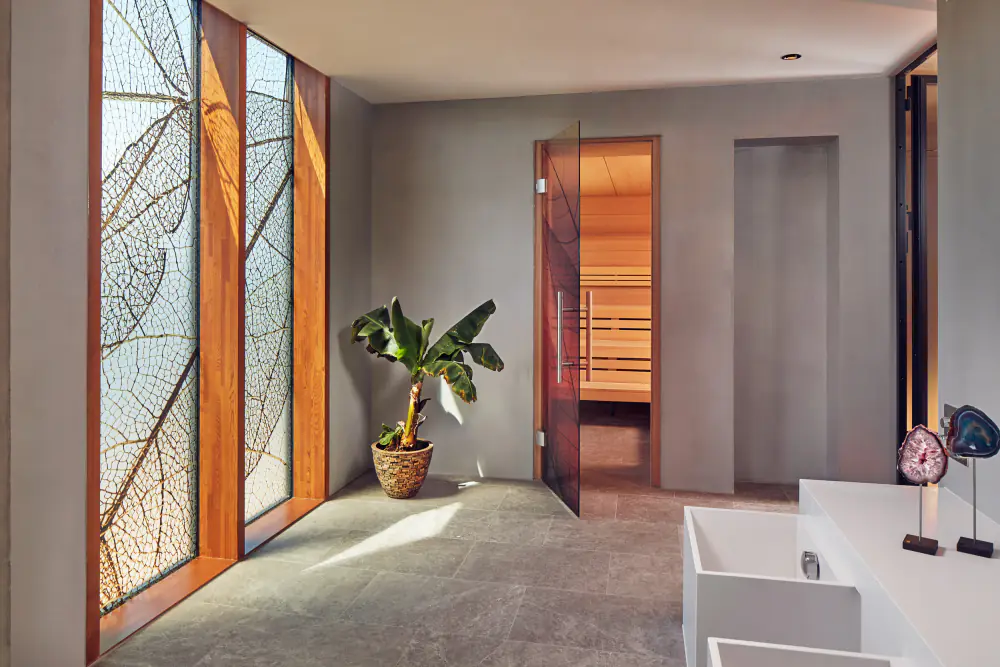 De sauna van WellCome Wellness met een glazen wand