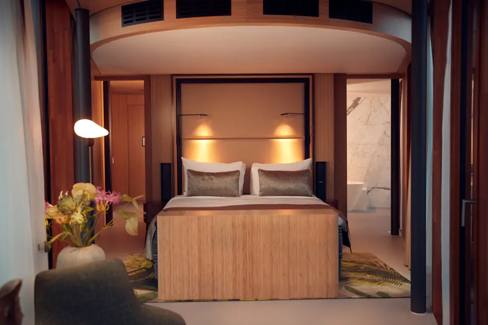 Een suite van Hotel Jakarta met een bed in een houten nis