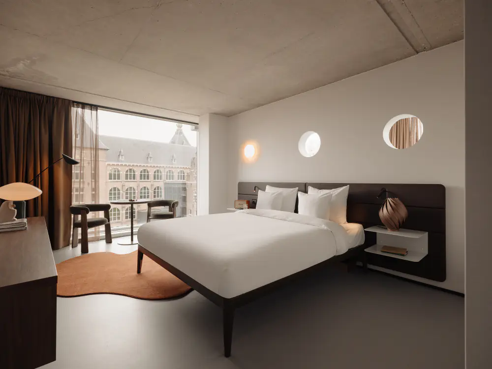 Een hotelkamer van Hotel V Oosterpark met een kingsize bed en veel daglicht
