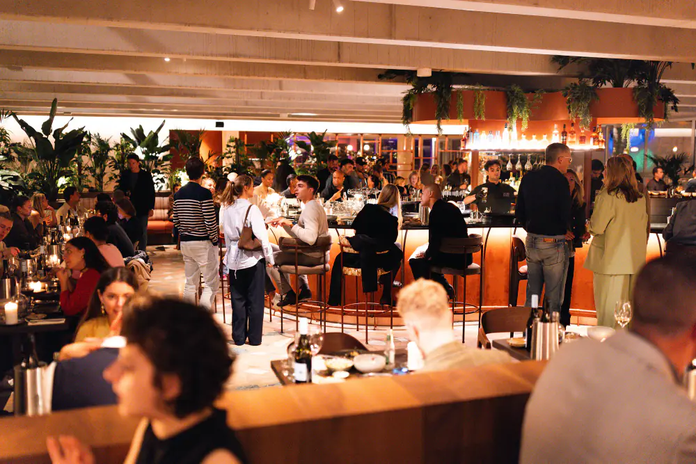 Gasten aan de bar van Orchid House