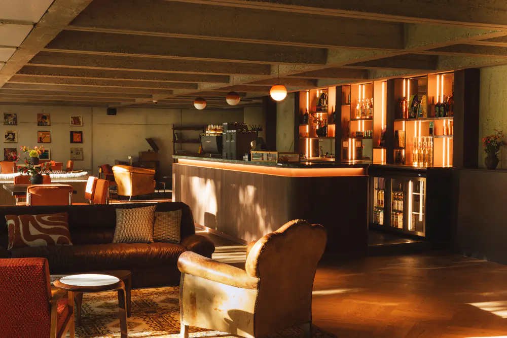 De bar van Orchid House met lampen en planten