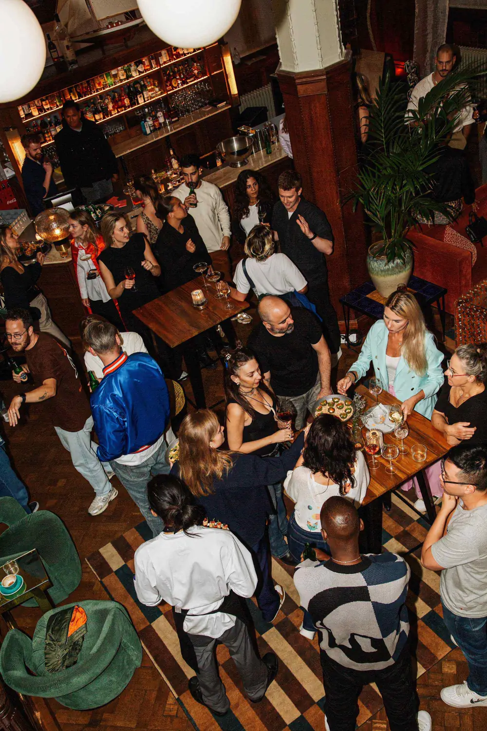 Een volle zaal tijdens een feest in Barbue
