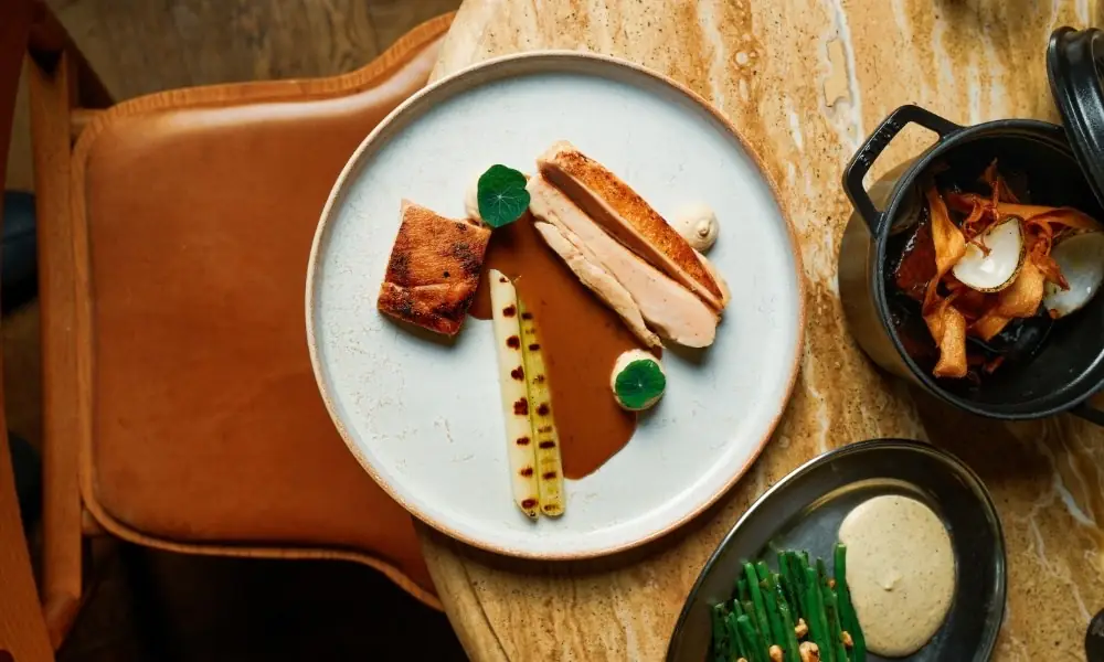 Een gerecht van Breman Brasserie op een wit bord