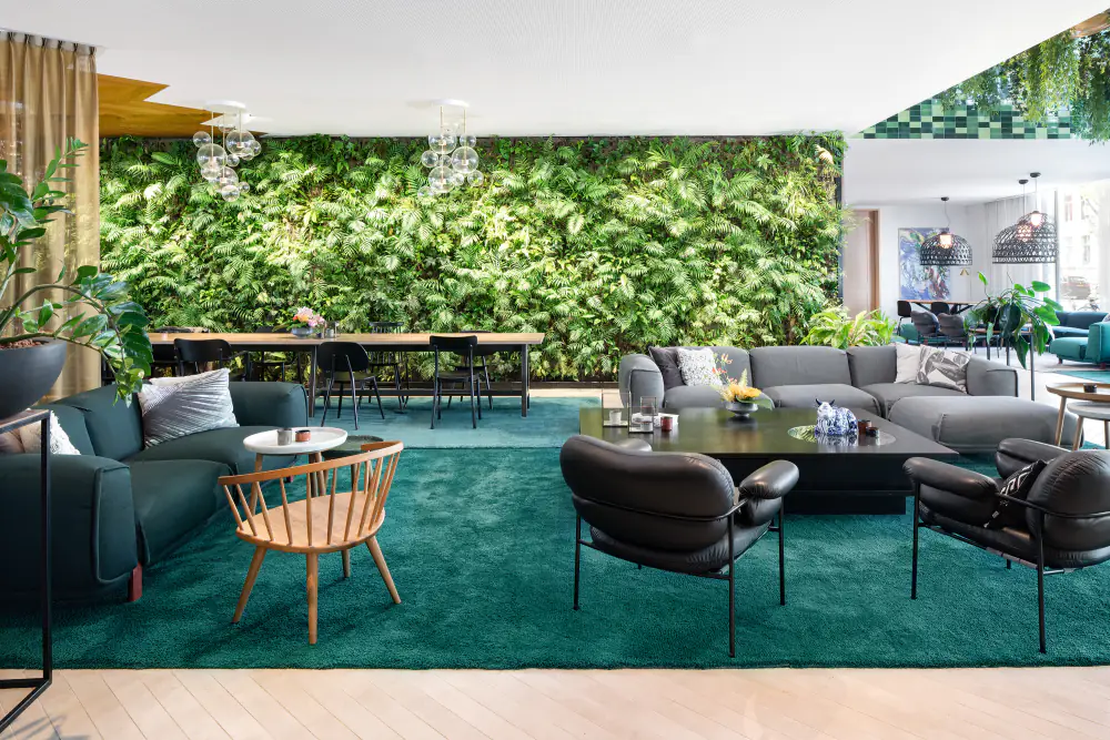 De lobby van Hyatt Regency met een groene plantenwand en zitplekken