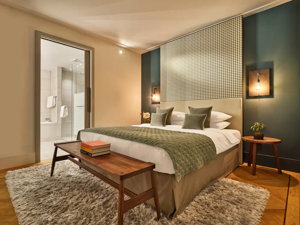 Een suite van Hyatt Regency met een bed en een groene wand