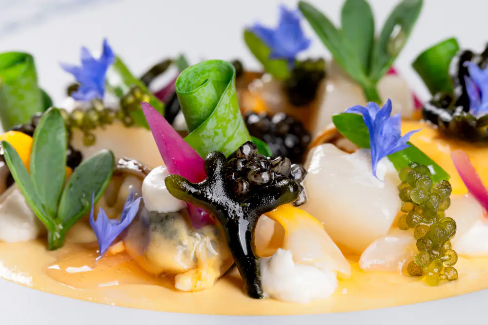 Een kleurrijk gerecht van Ciel Bleu met bloemen