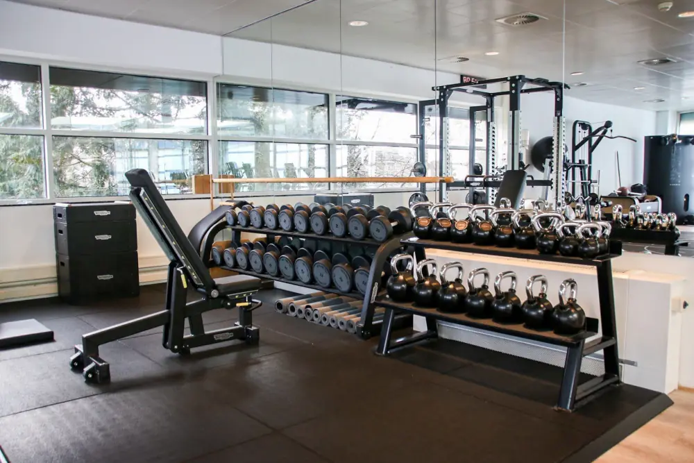 De fitnessruimte van Nagomi Gym & Wellness met toestellen en gewichten