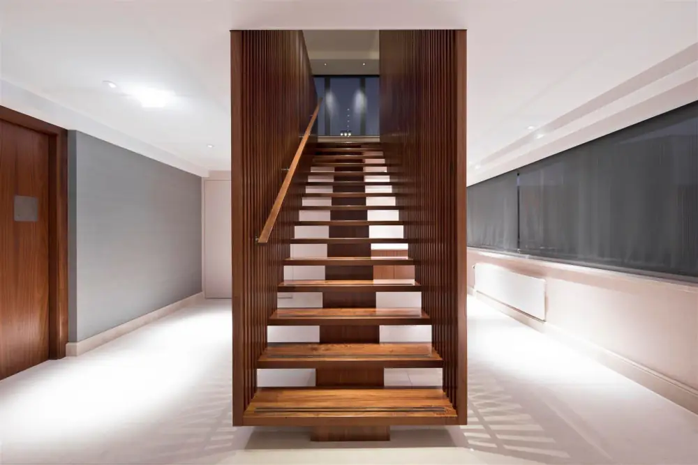 Een houten trap in Nagomi Spa
