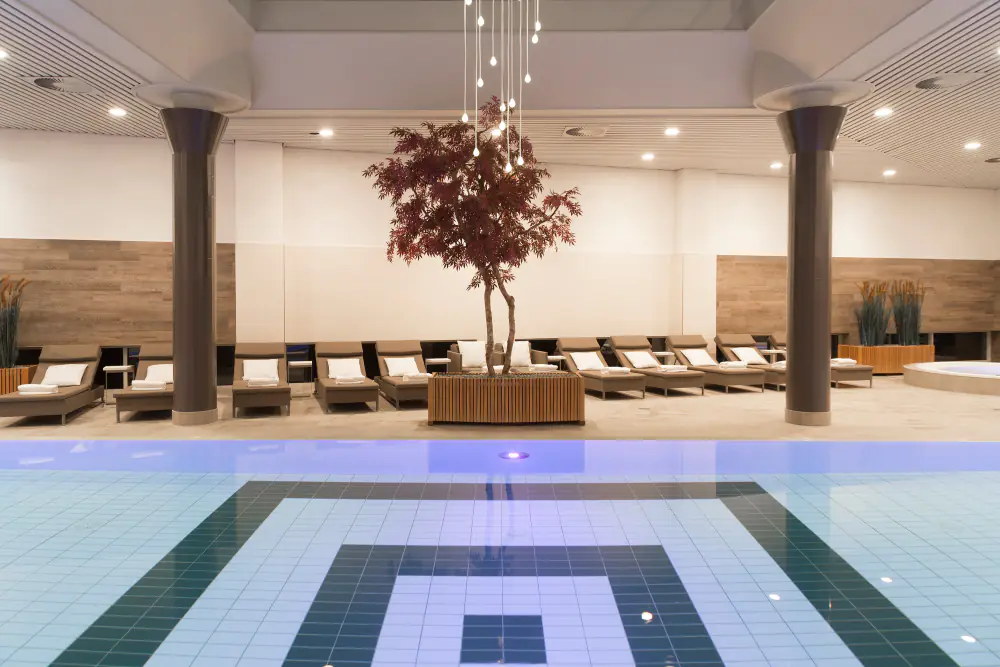 Het zwembad van Nagomi Gym & Wellness met een boom in bloei