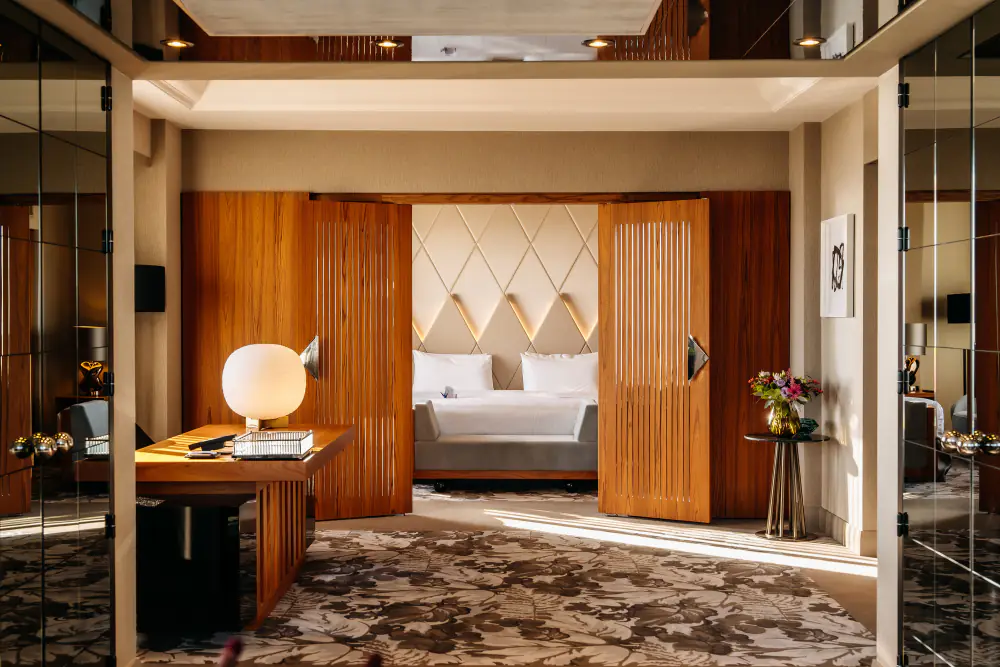 De Royal Suite van Hotel Okura met houten deuren en een zithoek