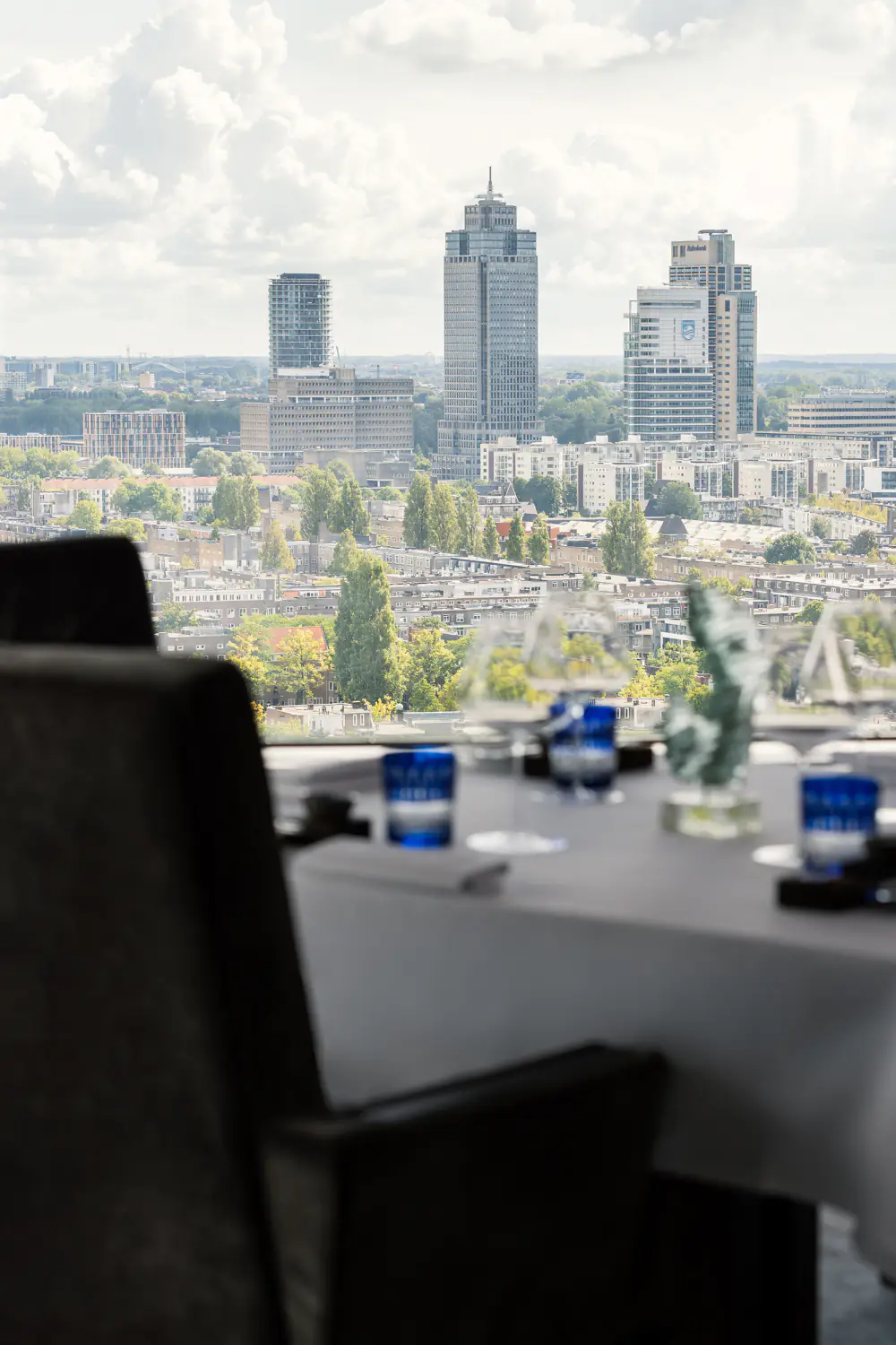 Een tafel met uitzicht over Amsterdam vanaf de bovenste verdieping van Hotel Okura