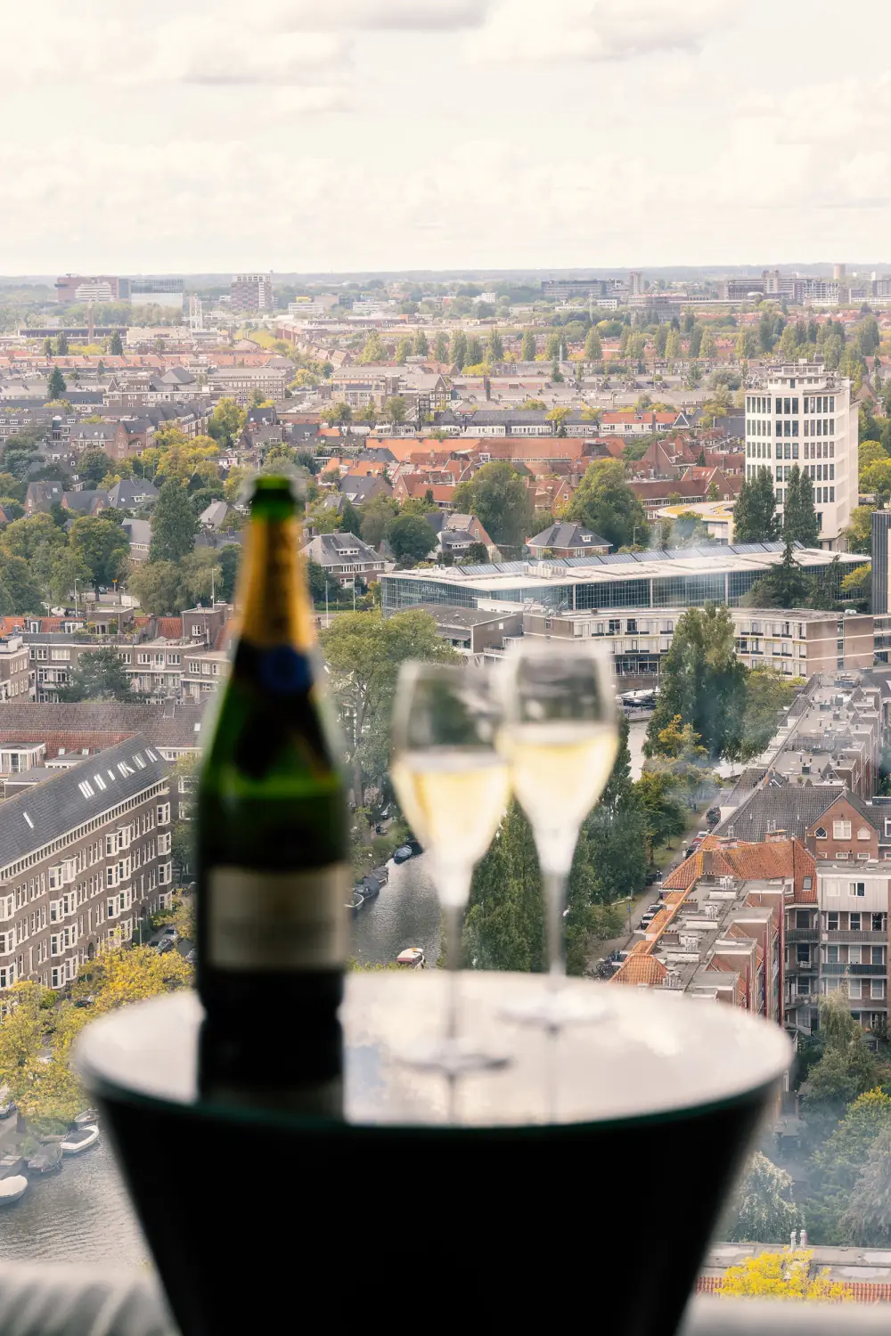 Champagne in Twenty Third Bar met uitzicht over Amsterdam