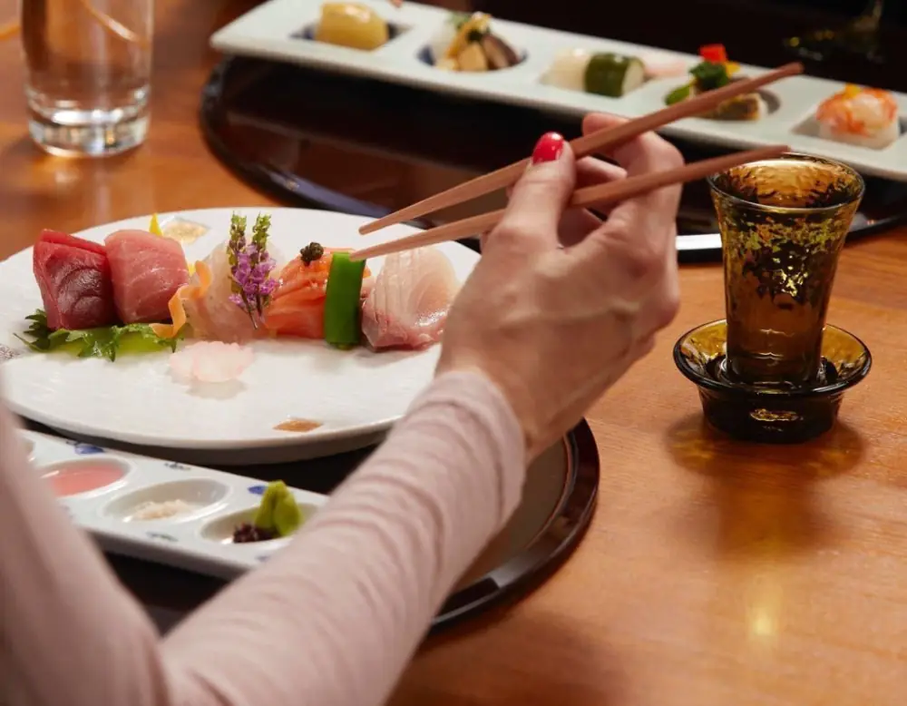 Sushi wordt opgediend in Yamazato
