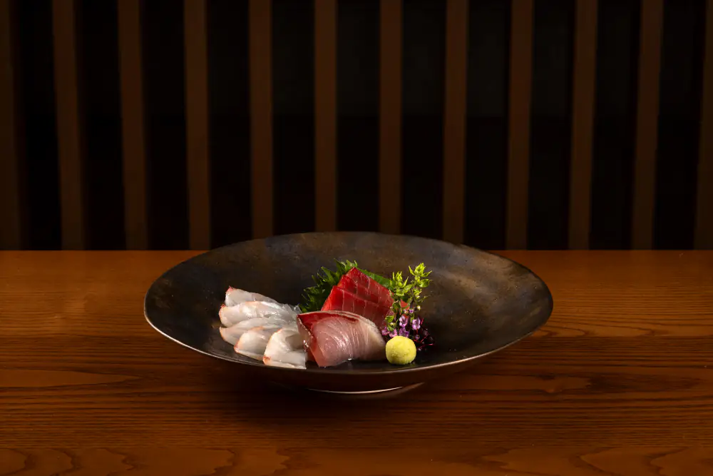 Een gerecht van Yamazato in een donkere schaal