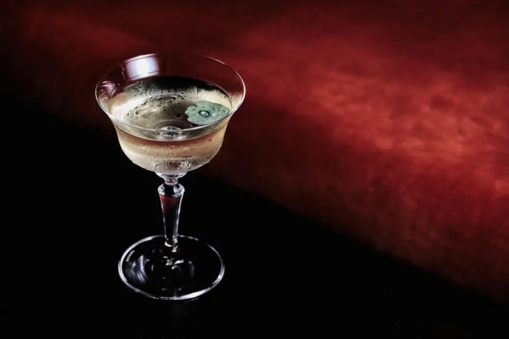 Een cocktail in Fitz’s Bar tegen een rode achtergrond