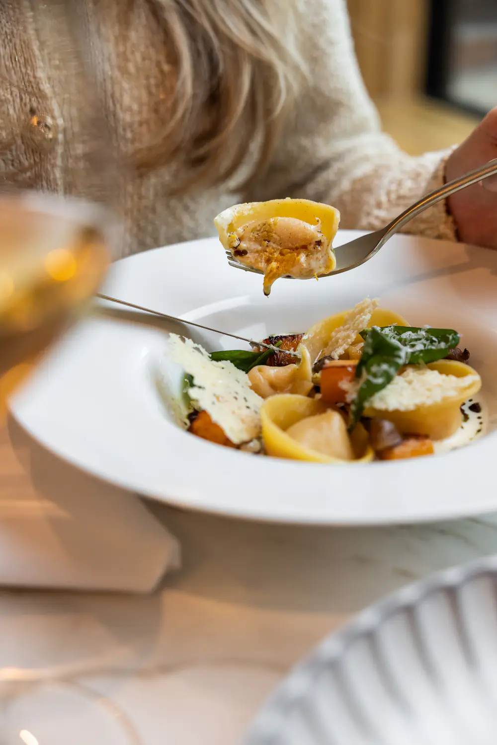 Pasta van Spring Café Brasserie op een wit bord