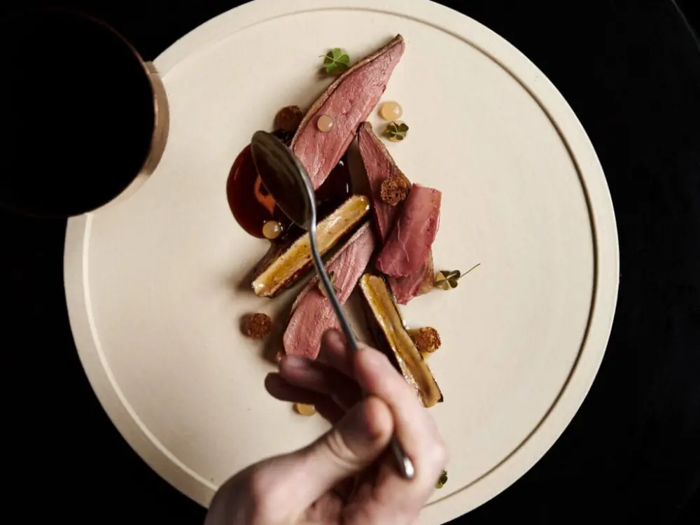 Een gerecht van VanOost op een wit bord