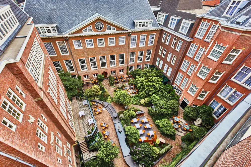 De binnentuin van The Grand van bovenaf, tussen de bakstenen gevels