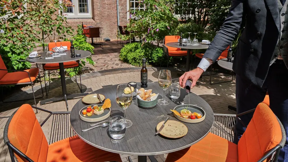 Een ober serveert op de Garden Terrace