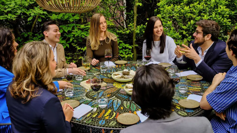 Gasten aan een lange tafel op de Garden Terrace