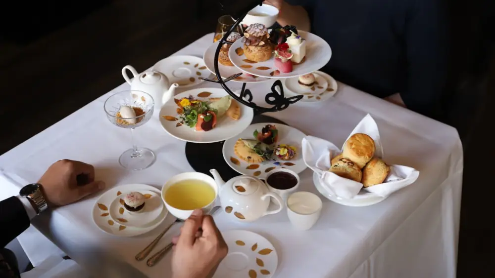 Afternoon tea in de Library ‘Or’: een etagère met zoet en hartig