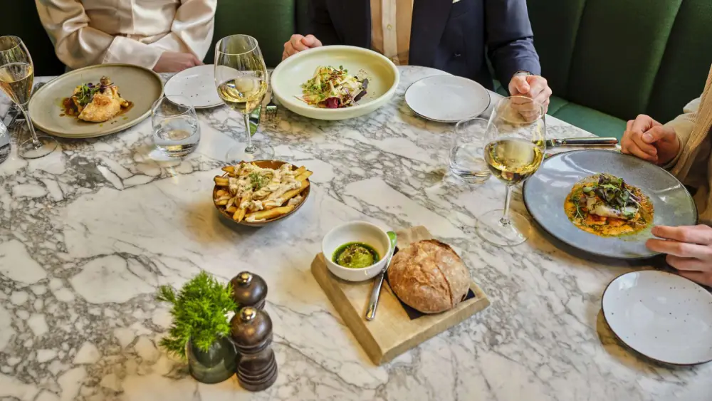Mediterrane gerechten op tafel bij Oriole Garden Bistro
