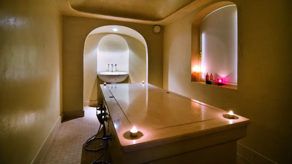 Een behandelruimte van de Sofitel SPA in warm licht