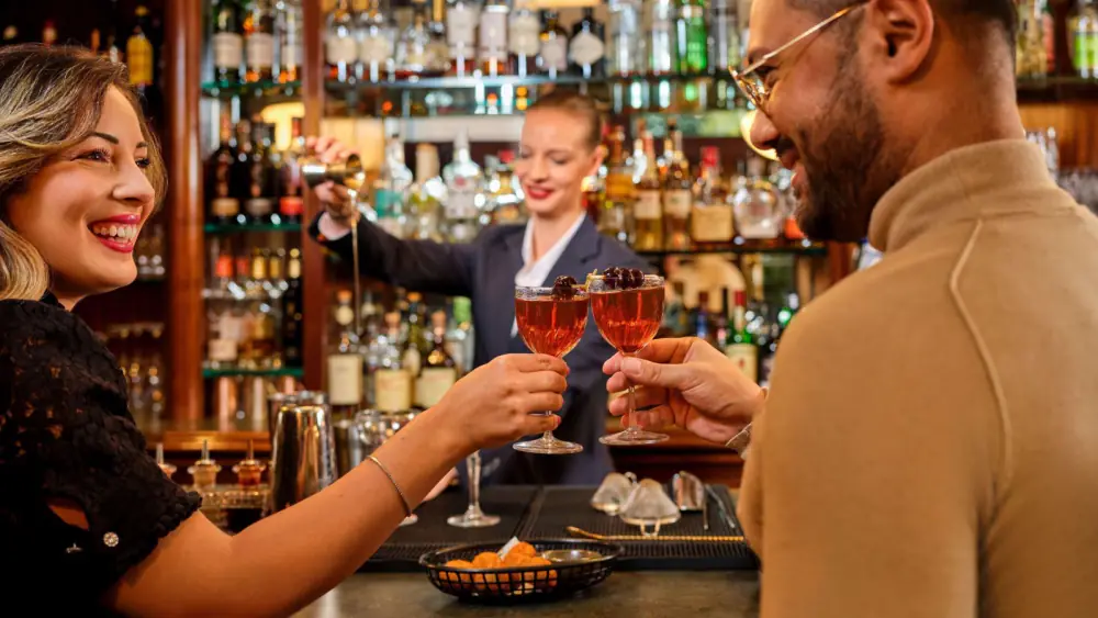 Een barman schenkt in aan de bar van The Flying Dutchman
